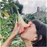 Licenciada en Periodismo y Comunicación Audiovisual, escritora, autora de un poemario de próxima publicación. 