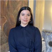 Étudiante en droit des affaires bilingue en anglais (niveau C2) ayant déjà voyagé plusieurs fois en Angleterre et aux États-Unis.