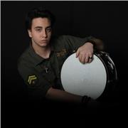 Insegnante di batteria impartisce lezioni di strumento a livello base/intermedio