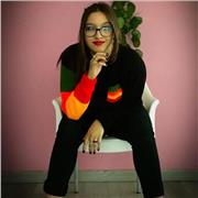 Profesora imparte clases tanto a niños como jóvenes y adultos