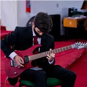 Já dei aulas presenciais tanto de guitarra quanto de violão, procurando fazer cada uma para a sua linguagem específica