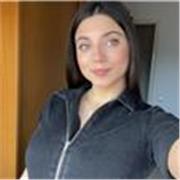 Profesora imparte clases de todas las materias