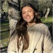 profesora de inglés que imparte clase a niños de primaria