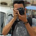 Profesor de fotografía imparte clases particulares en curso de acercamiento a la fotografía para principiantes