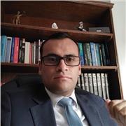 Profesor de derecho laboral imparte clases a jóvenes estudiantes de derecho y otras profesiones en introducción a la materia