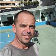 Profesor de Tenis con 21 años de experiencia. 
Ofrezco clases privadas En la colina Torremolinos 35 Euros la hora. Anímate.