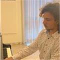 Pianista vincitore di importanti concorsi internazionali, propone lezioni individuali personalizzate per tutte le età e livelli