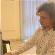 Pianista vincitore di importanti concorsi internazionali, propone lezioni individuali personalizzate per tutte le età e livelli