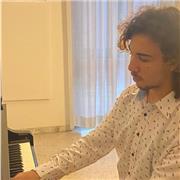 Pianista vincitore di importanti concorsi internazionali, propone lezioni individuali personalizzate per tutte le età e livelli