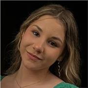 Estudiante que da apoyo en asignaturas; Matemáticas, Lengua, Química, Historia