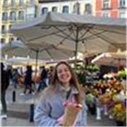Laureata in Matematica, con più di quattro anni di esperienza impartisce lezioni private di matematica e fisica