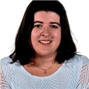 Profesor imparte clases de apoyo a alumnos y alumnas de primaria