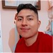 Joven con ganas de enseñar de forma eficaz a los alumnos