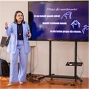 Dou aulas de investimentos, educação financeira e mercado financeiro