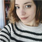Soy profesora de español hace dos años. Doy clases a personas de cualquier edad que quieran mejorar el idioma.
