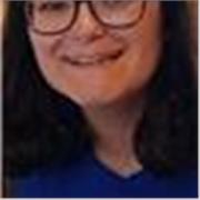 Joven da clases particulares a niños con autismo 
