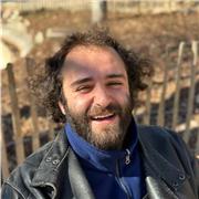 Professeur de Mathématiques de 24 ans enjoué, dispense des cours de mathématiques du primaire au lycée.