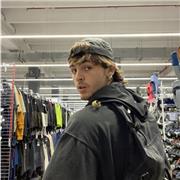 Giovane creativo impartisce lezioni di italiano di base per stranieri con un approccio interattivo e multimediale