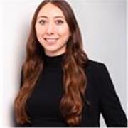 Deutsch-Tutorin, die Kinder aller Altersgruppen online unterrichtet.