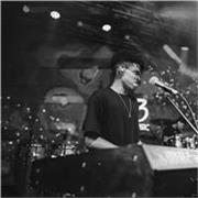 Pianista especializado en música popular, latina, jazz y producción, con una trayectoria volcada hacia la interpretación en vivo y la dirección