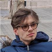 Studente di intelligenza artificiale impartisce lezioni di matematica, fisica e informatica a studenti delle superiori