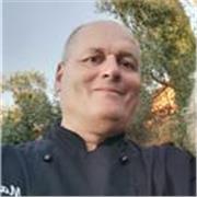 Sono uno chef e gestisco Sassoforte private e personal chef, una societa di chef a domicilio. Amo la cucina tipica maremmana, la pasta fatta in casa, le zuppe e la cucina di pesce o di cacciagione di macchia. Le mie lezione non sono semplici insegnanti ma