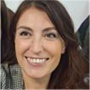 Psicologa con esperienza scolastica, offre supporto educativo personalizzato e lezioni di psicologia.