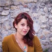 Laureata all'Accademia di Belle Arti offre lezioni frontali di disegno, pittura, graphic design e storia dell'arte
