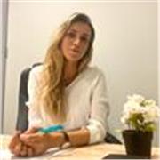 Graduada en Psicología y con el Master General Sanitario ofrece orientación y formación en el ámbito de la Psicología Sanitaria