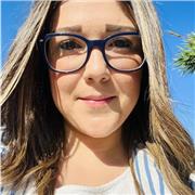 Docente d’inglese impartisce lezioni in lingua per studenti di scuola media, liceo e istituti tecnici professionali