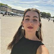 Profesora de economía para la ESO y Bachillerato. Estudiante de Administración y Dirección de empresas por la UGR