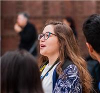 Profesora de inglés a niños y adultos jóvenes