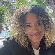 Docteur en droit privé, spécialisée en droit des personnes et droits des contrats, je mets ma pédagogie au service des étudiants.