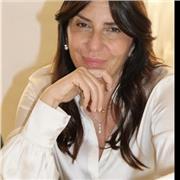 Insegnante di lingua e letteratura italiana impartisce lezioni a studenti di scuola secondaria superiore