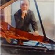 Profesor Sup de Piano y licenciado en artes musicales. Fundador y Director del Conservatorio Astor Piazzolla