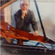 Profesor Sup de Piano y licenciado en artes musicales. Fundador y Director del Conservatorio Astor Piazzolla