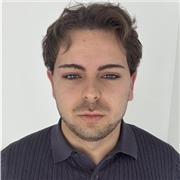 Nativo español con pro eficiencia en la comunicación.