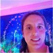 Profesora de biologia imparte clases para alumnos de nivel primario, secundario y universitario