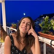 Insegnante impartisce lezioni di italiano a studenti italiani e stranieri