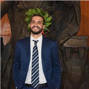 Laureato in Archeologia e storia delle arti, con anni di esperienza e formazione nella lingua latina e italiana