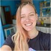 Professora de inglês ensina crianças até 14 anos