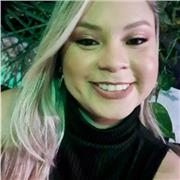 Professora de Inglês ministra aula para todas as idades
