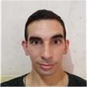 Profesor de español imparte clases a personas de todas las edades