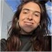 Profesora de filosofía imparte clases a niños y niñas de todas las edades