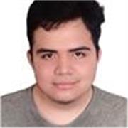 Profesor de inglés imparte clases a niños y adolescentes