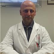 Laureato con Laurea Magistrale in Biologia e con due Master post laurea in Nanobiotecnologie impartisce lezioni di chimica, biologia e scienze a studenti superiori