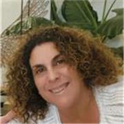 Maestra con verdadera vocación. Disfruto de y con mis niños . Aprendemos y jugamos juntos. Me identifico como una luchadora,  valiente, empática, cariñosa y con muchísimas ganas de ayudar. Doy clases a Primaria y 1 ESO