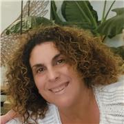 Maestra con verdadera vocación. Disfruto de y con mis niños . Aprendemos y jugamos juntos. Me identifico como una luchadora,  valiente, empática, cariñosa y con muchísimas ganas de ayudar. Doy clases a Primaria y 1 ESO