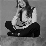 Cantante professionista e laureata all'Accademia di belle arti di Torino