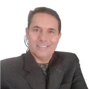 Sou professor de inglês e atendo as necessidades reais de cada aluno pra alcançar seus objetivos de maneira especifica, eficiente e rápido